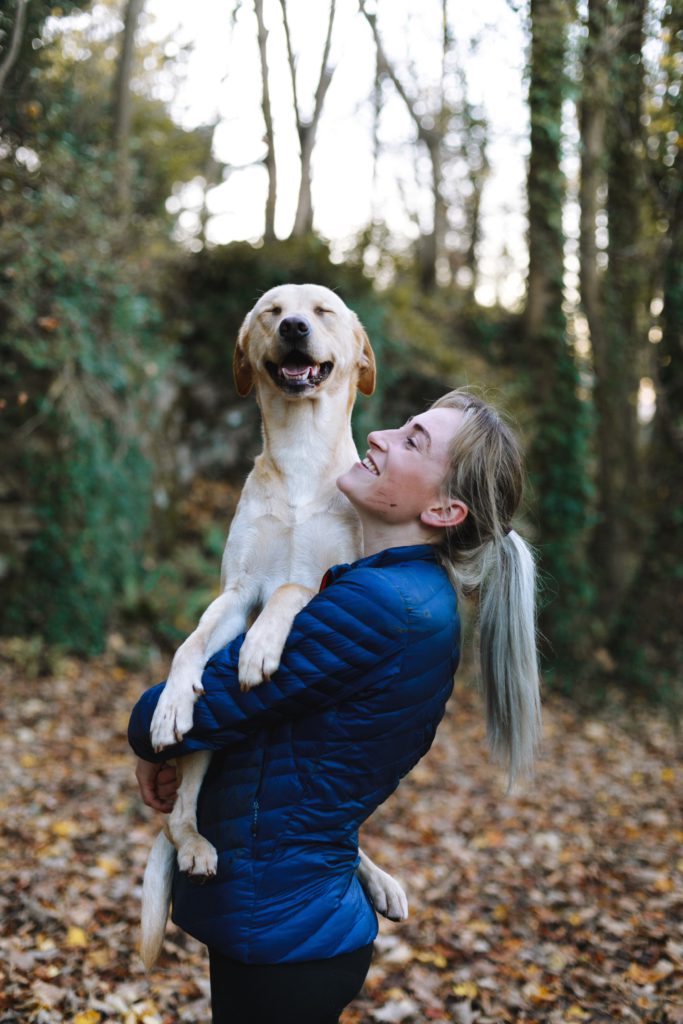 Perro en brazos de su humana